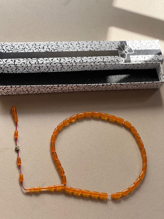 Четки тасбехи, из настоящего янтаря . В подарочной шкатулке .