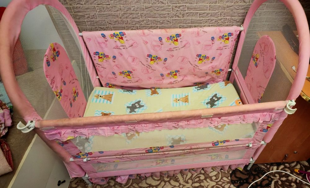 Продам кроватку для девочки