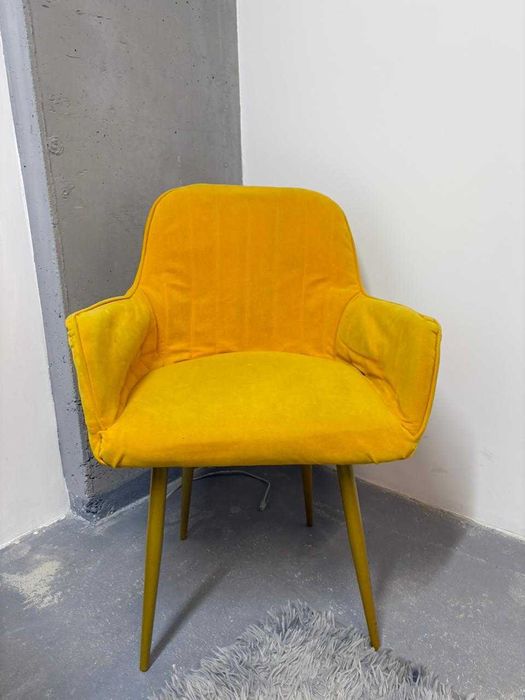 Стильные кресла на металлических ножках