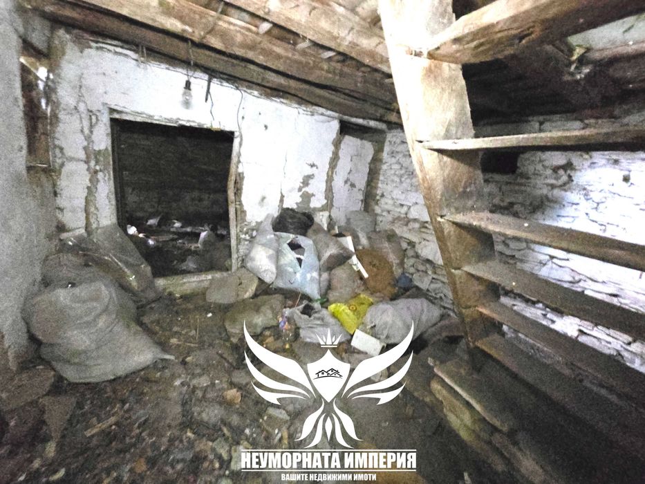 Продавам двуетажна стара къща 60РЗП с хубав двор 234кв. с.Лясково