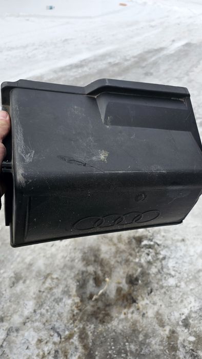 Продам крышка акб на ауди 80б4