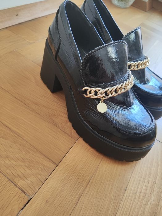 Обувки с дебела подметка на ток