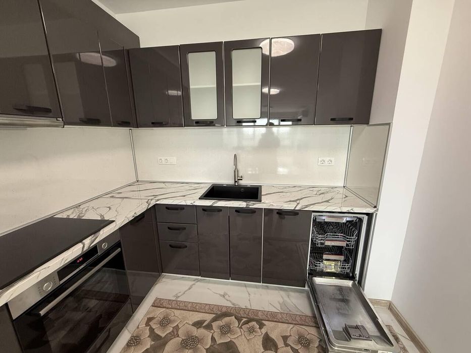 Дава се под наем Тристаен апартамент в Бургас, Славейков - 135 кв.м за 1196.97 € - Снимка #1