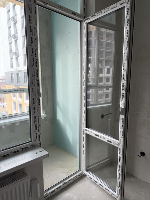 Пластиковая дверь с окном