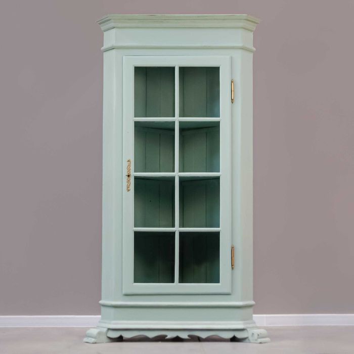 Реновирана ъглова витрина от масив