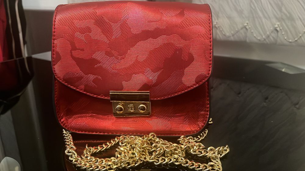 Червена дамска чанта