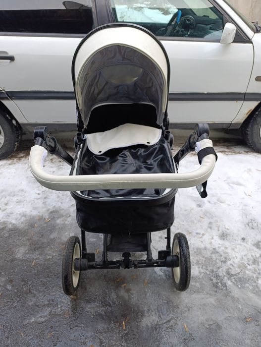 Продается коляска и шезлонг.