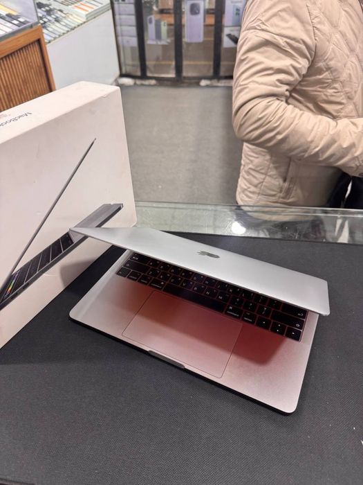 Apple  Macbook Pro 2017 SSD 256GB OЗУ 8Gb Retina 2K