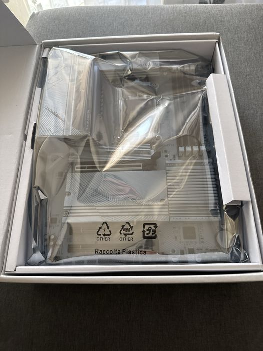 Vând placă de bază aorus b650