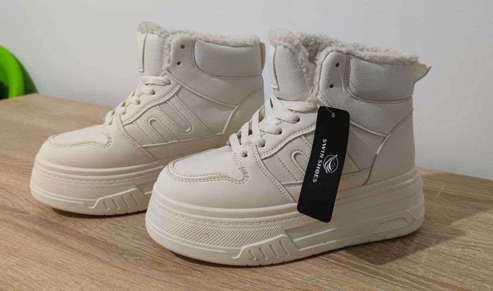 Tenisi dama cu platforma