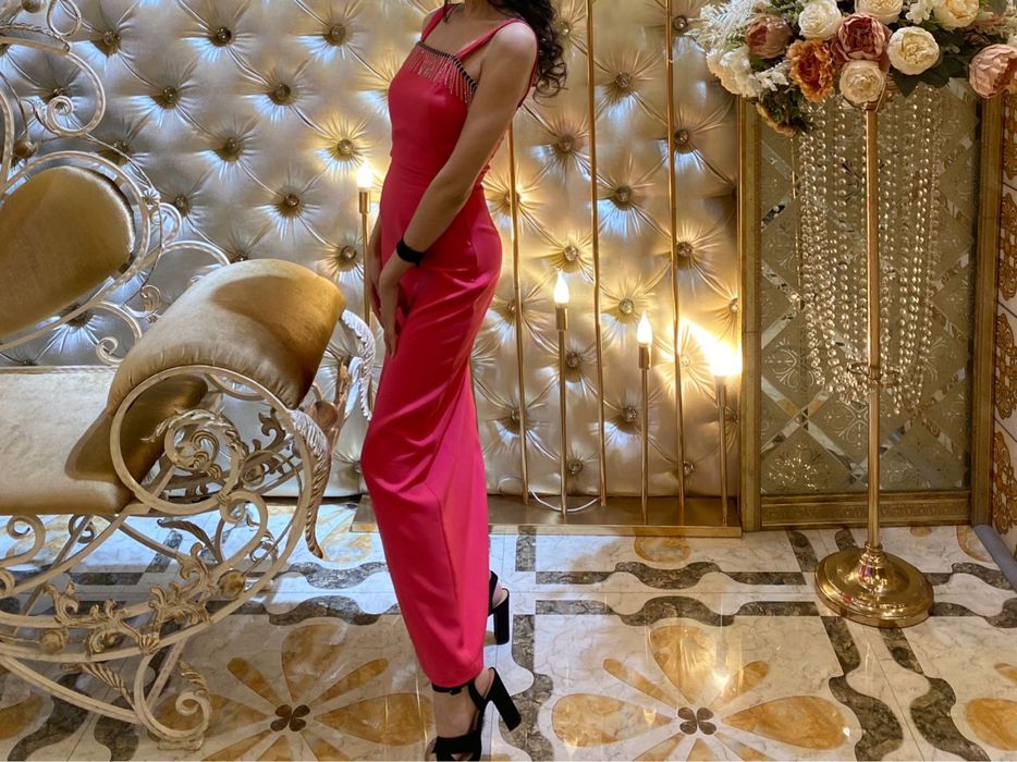 Розовое вечернее платье