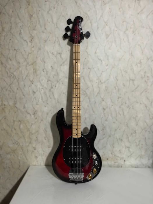 Басс гитара Music Man StingRay HH