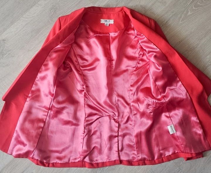 Продам пиджак кораллового цвета