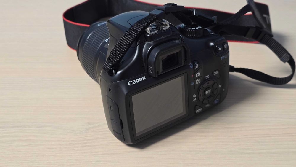 Canon 1100 D , cu umbre pe display
