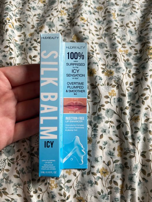 Luciu nou de buze cu efect de mărire Huda Beauty