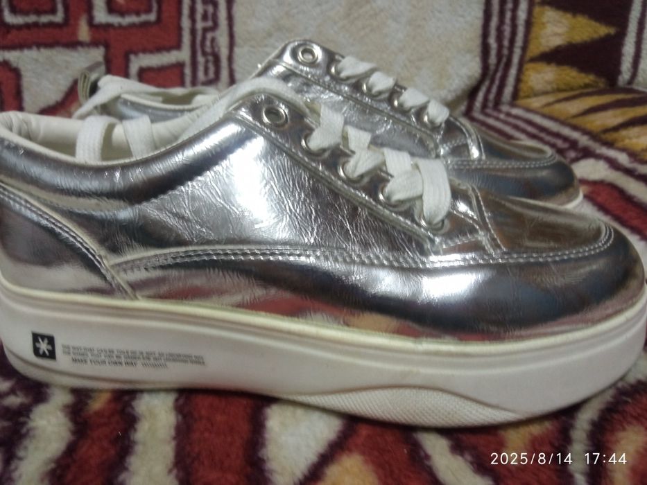 Кроссовки срочно недорого