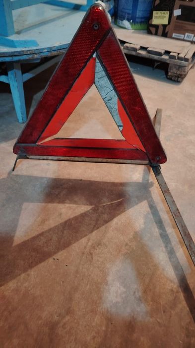 Знак аварийной астановки для грузовой и легковой автомобилей.