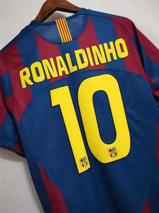 Tricou Barcelona 05/06 Home Kit Retro - Ronaldinho 10 Fan Version