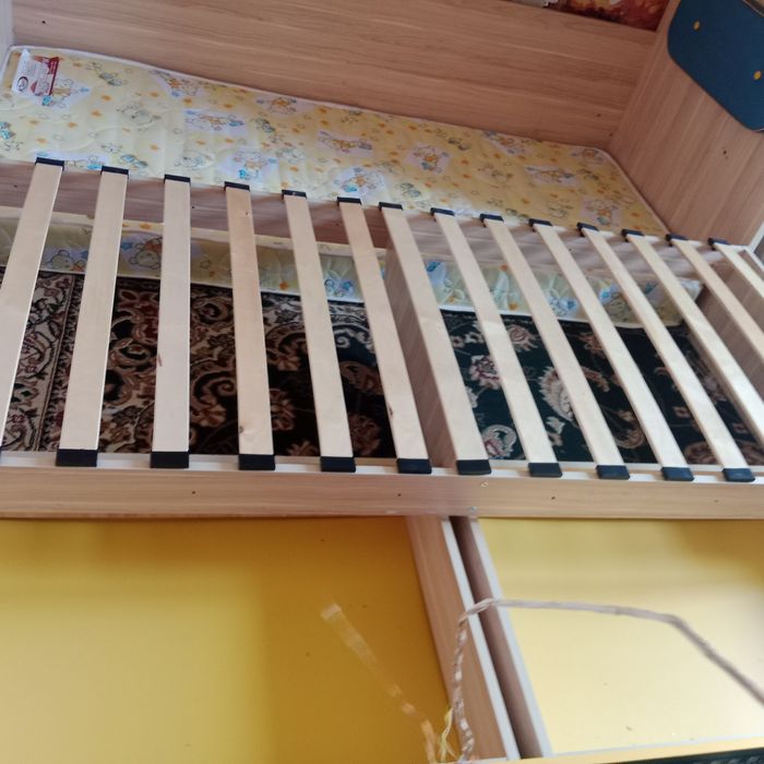 кровать с матрасом