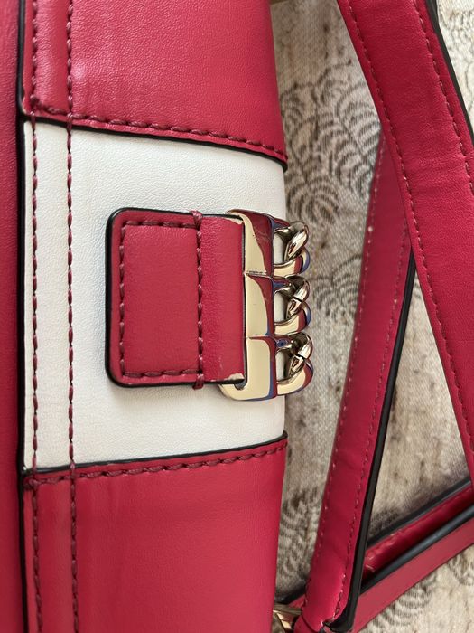 Страхотна оригинална чанта на Guess/Гес, наситено розова
