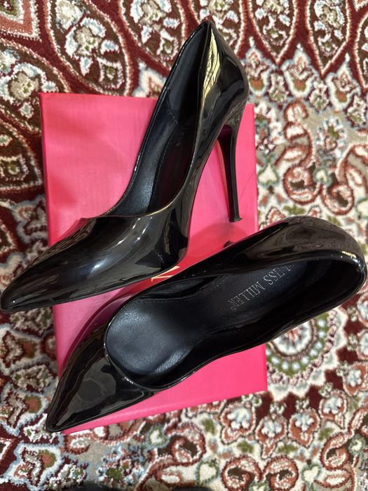 Tufli poshna sotiladi