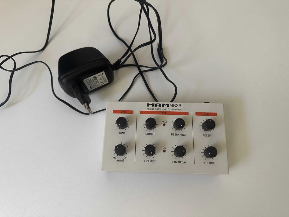 MAM MB33 Analog Synthesizer - аналогов синтезатор