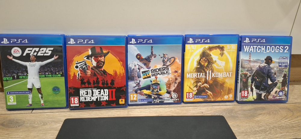 Playstaytion 4 PRO с 2 джойстика и 5 игри