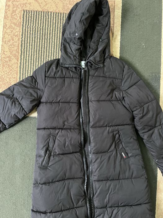 Қара куртка, ұзын.