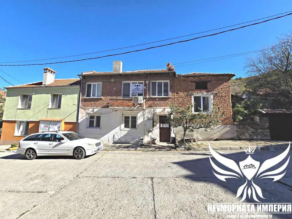 Продавам двуетажна къща РЗП 140кв. и 95кв.м. двор в гр.Асеновград