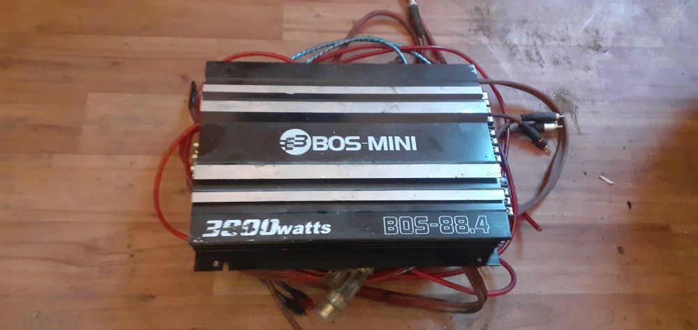 Усилитель с проводами.