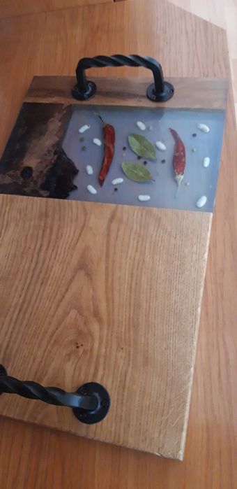 Дъска за мезета дъб орех и смола.Идеален подарък за любим човек