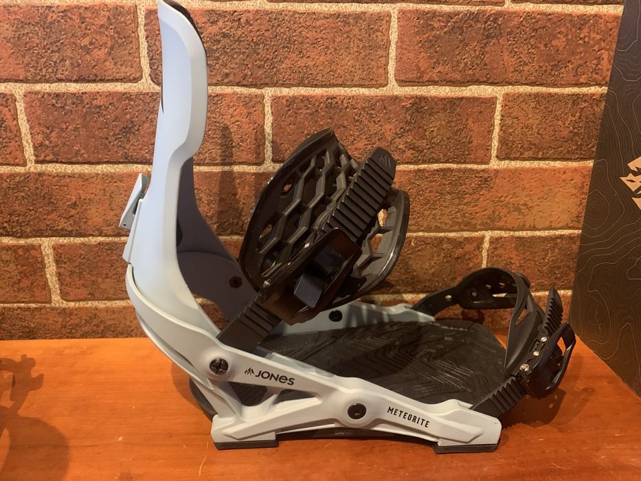 Legaturi snowboard noi Jones Meteorite M