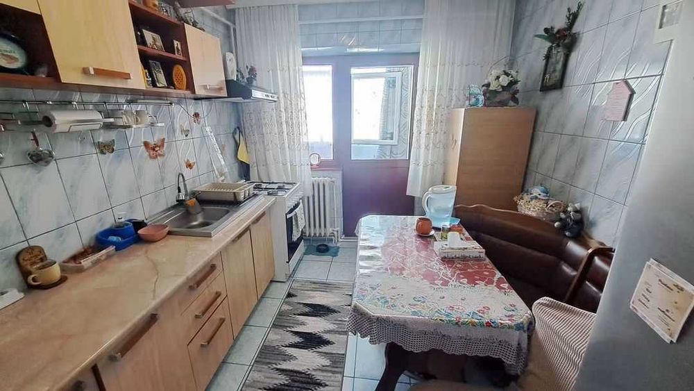Vând apartament 2 canere Radu Negru, decomandat,et 4 cu pod 50 mp÷balcon 7 m,,mobilat,  spațios acte la zi,,poziție bună , preț  48 mii euro