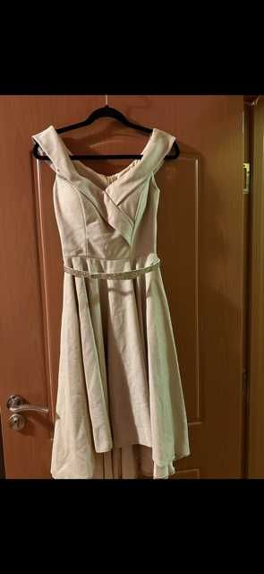 Златиста рокля с колан