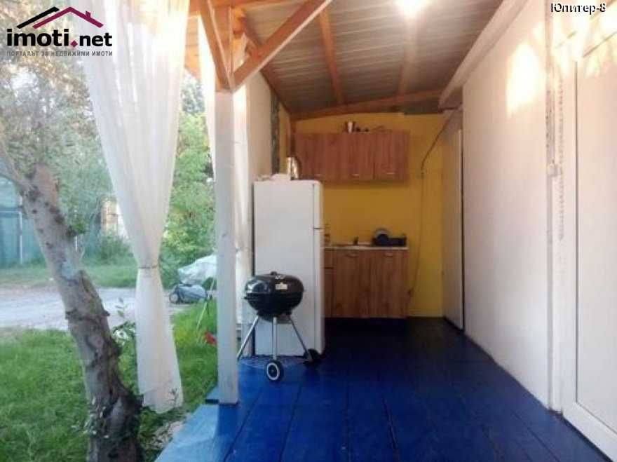 Дава под наем  озаведено бунгало до брега в Карияни-2500 евро/годишно.