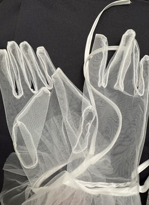 Перчатки белые с рюшами