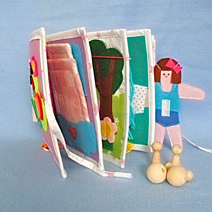 Carte senzoriala interactiva pentru fetite de la 2 ani.