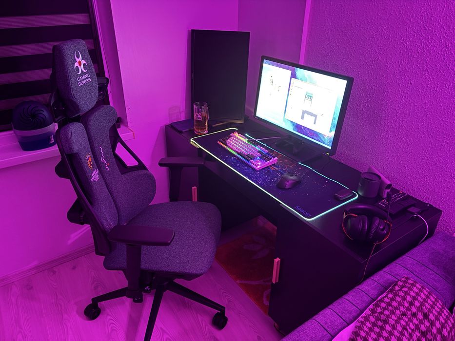 Birou foarte masiv si stabil pentru setup gaming