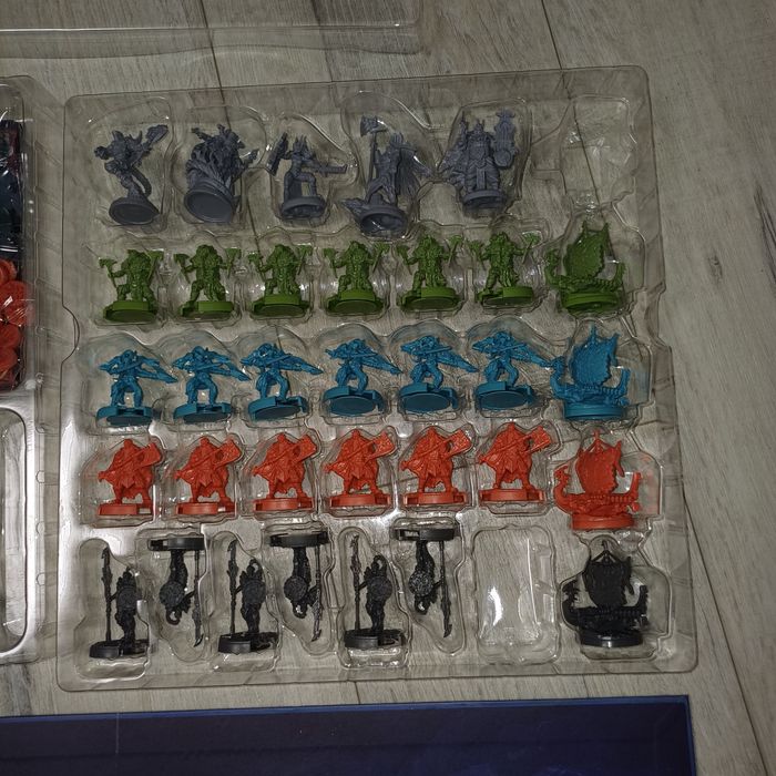 Vând Lords of Ragnarok –stare foarte bună, 3 piese lipsa 430lei neg.