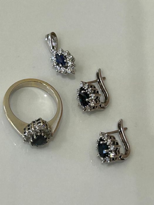 Продается ювелирный набор из 4 предметоа.