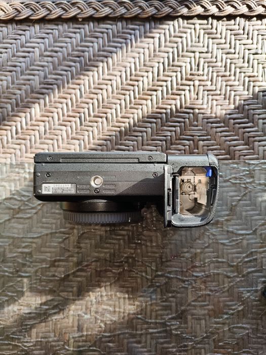 Камера Sony A6400 + 3 батерии със зарядно + аксесоари