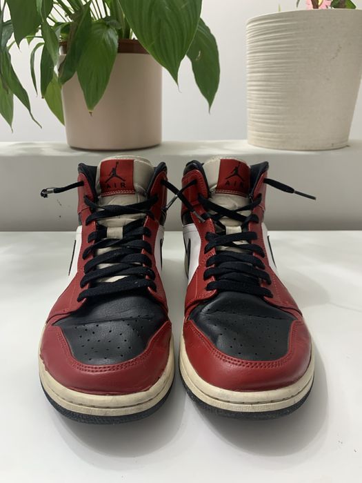 Nike Jordan 1 Mid Chicago Black Toe