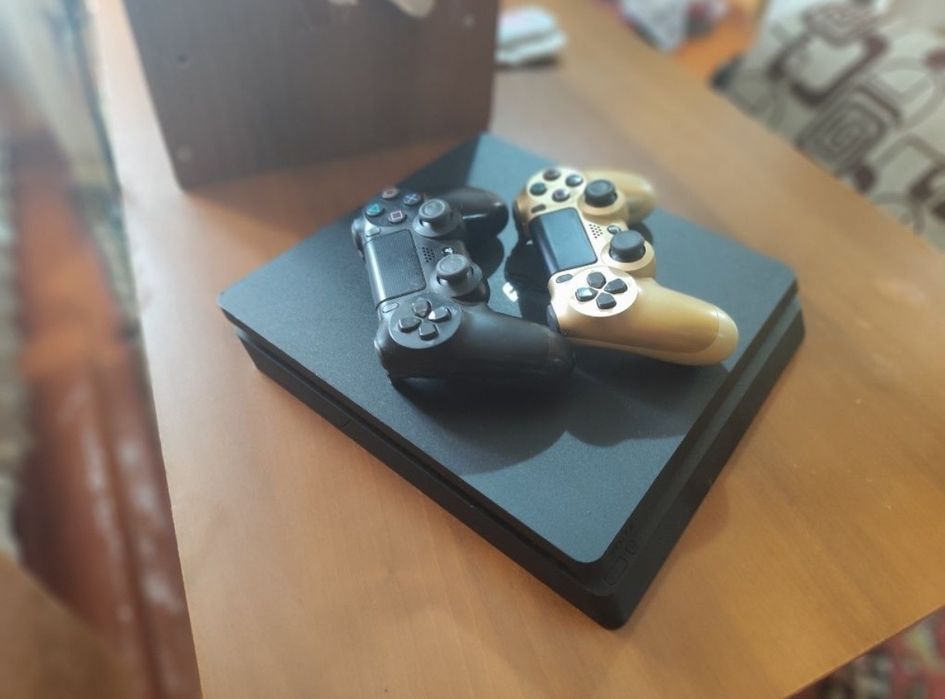 Игровая консоль ps4 Б/У