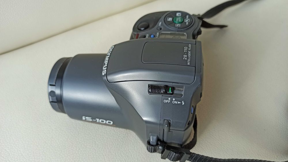 Продавам  ЛЕНТОВ фотоапарат ,,Olimpus'' IS 100