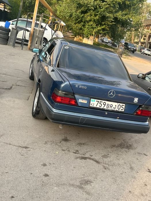 Mercedes-Benz E124