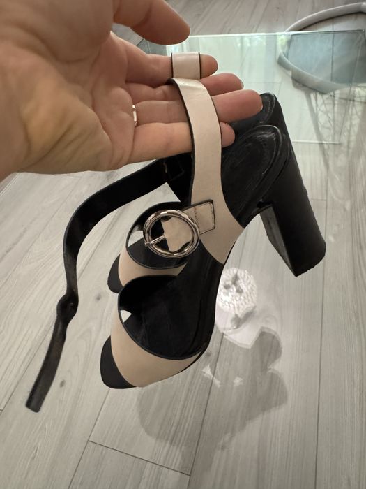 Sandale potrivite pentru marimea 37