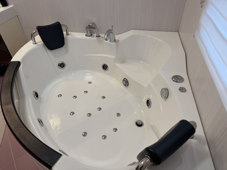 Cadă de colț LED cu hidromasaj Wellis 155 x 155 cm