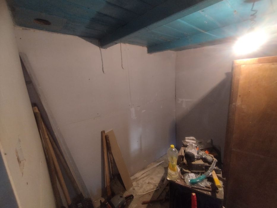 Vând teren cu casa bătrânească