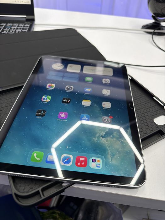 Ipad A16 128Gb ca Noua 6 cicluri Incarcate cu MDM