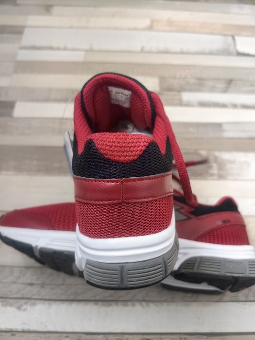 Маратонки нови 44 и 42 номер